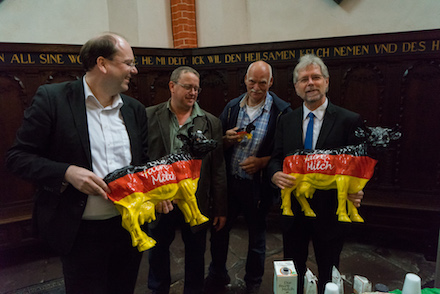 nds_Minister_Meyer_und_Dr._Heimbucher_am_faire_Milch_Stand_Foto_Reinders.jpg